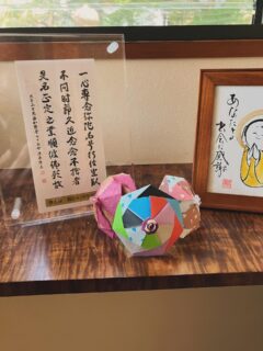 ご近所の信者さんが和紙や色紙を使って傘の折り紙をお供え下さいました。
早速に飾り棚に飾らせて頂きました。
壊滅的に不器用な私には作れないありがたいお供えです。
#折り紙
#お供え
#京都
#浄土宗
#公安院